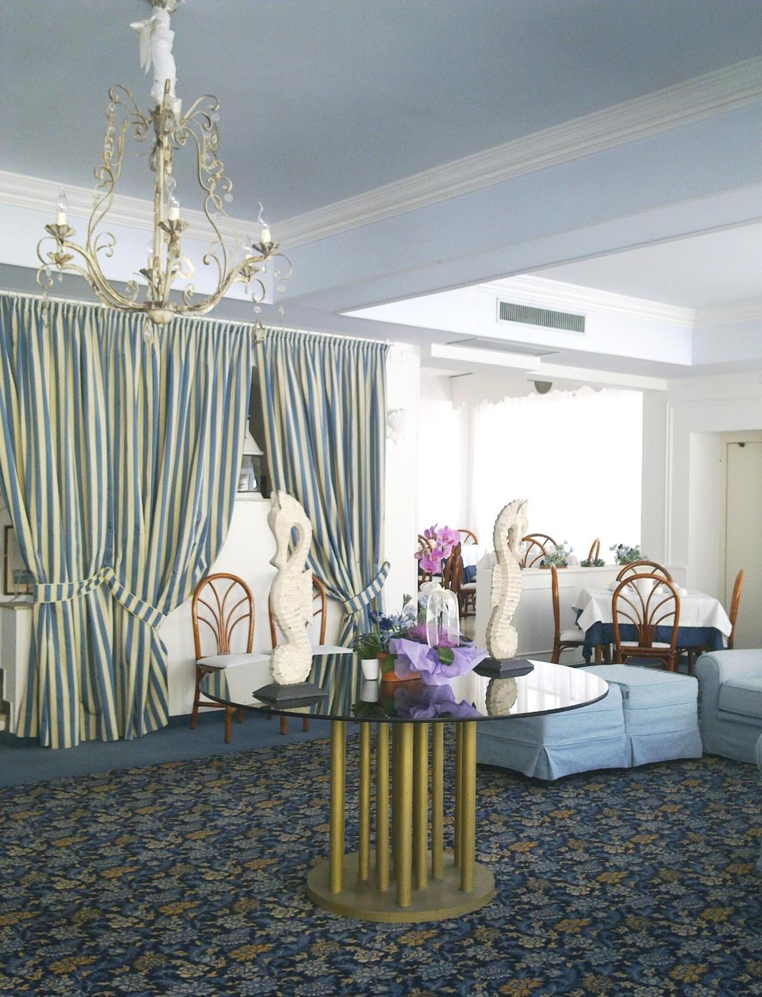 Hotel Maremonti Габичче-Маре Интерьер фото